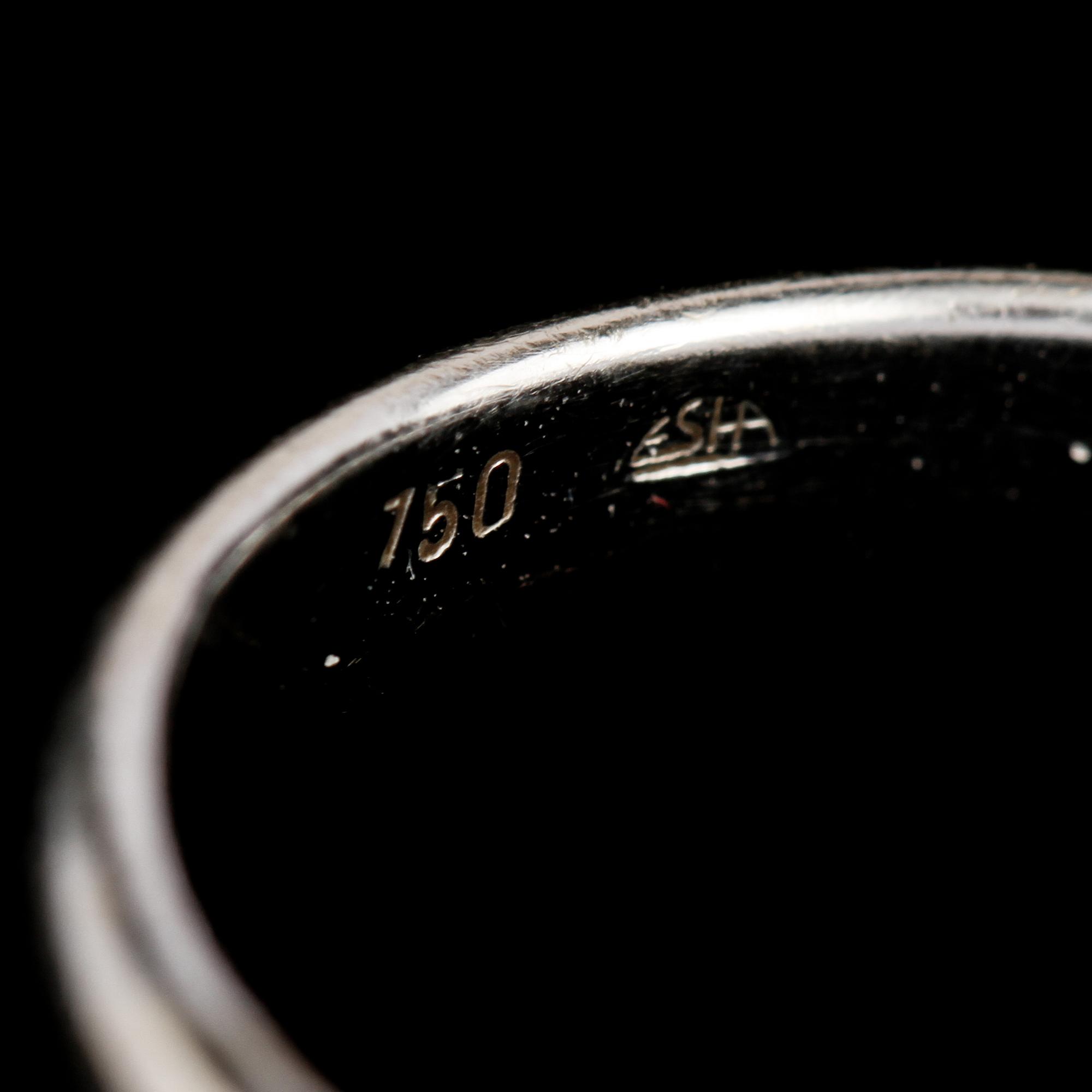 RING, 18K vitguld med 2 briljantslipade diamanter, ca 0.06 ct, utländska stämplar. Vikt 4,0 g.