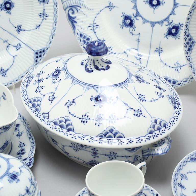 63 pieces of porcelain tableware from Royal Copenhagen, model "Musselmalet", second half of the 20th century.