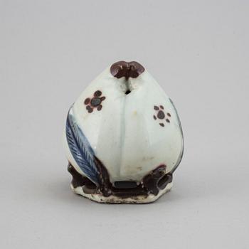 A blue and white and copper red decorated water dropper, 19th/20th century.