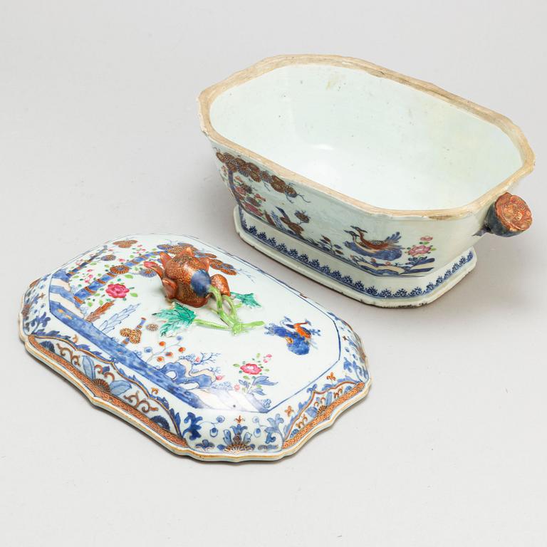 A famille rose tureen with cover, Qing dynasty, Qianlong (1736-95).