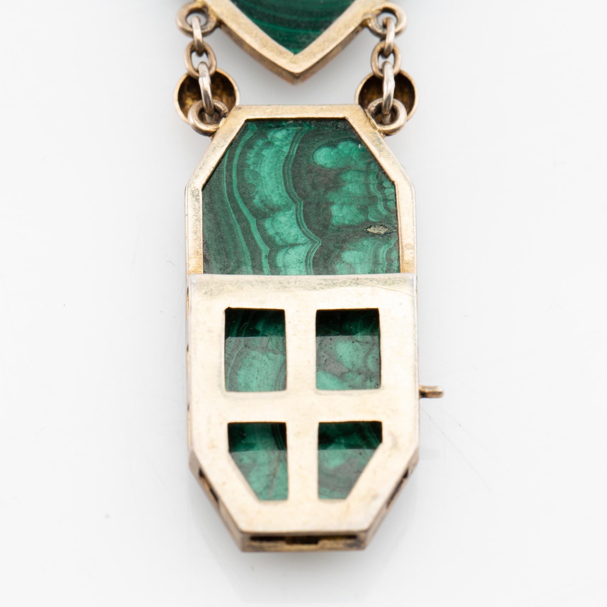 Halsband, ring och armband med slipade malakiter, Kina 1900-talets första hälft.