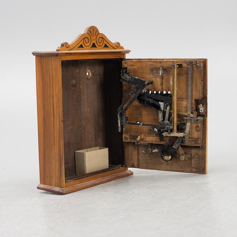 Spelautomat, vägghängd, tidigt 1900-tal.