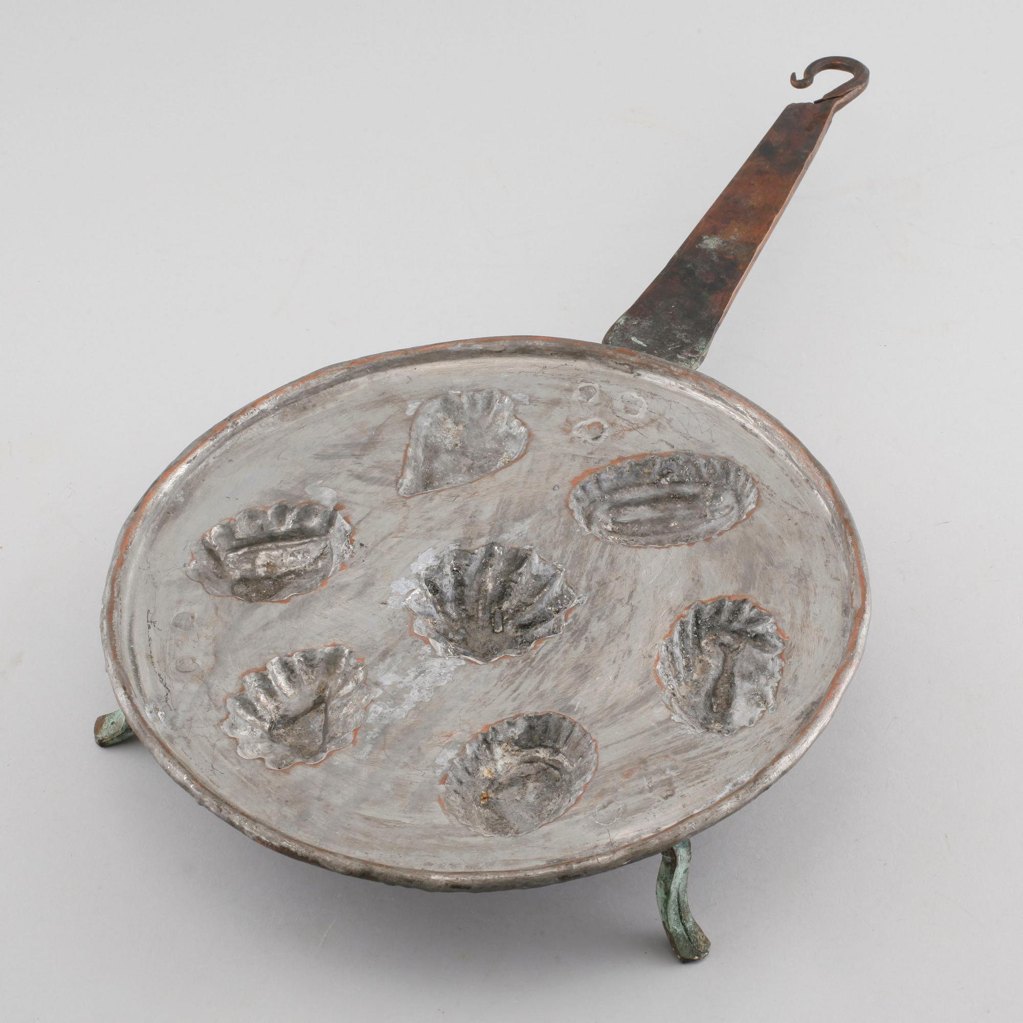 A copper cake tin, 19th century.
