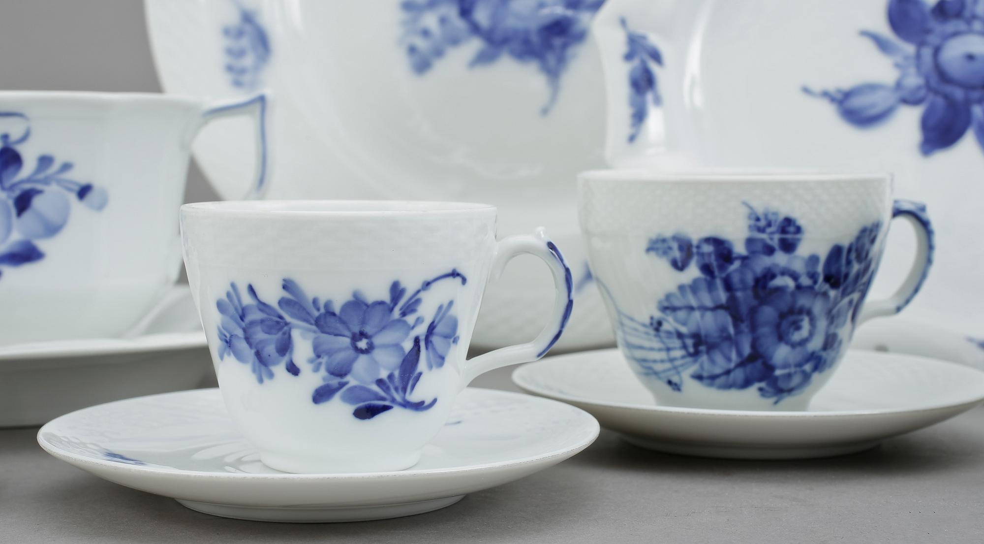 SERVISDELAR, 52 delar porslin, "Blå Blomst" Royal Copenhagen, Danmark.