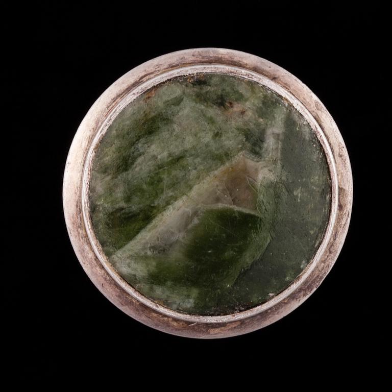 SORMUS, hopea, vihreä kivi. Suomi 1972. Paino n. 12,5 g.