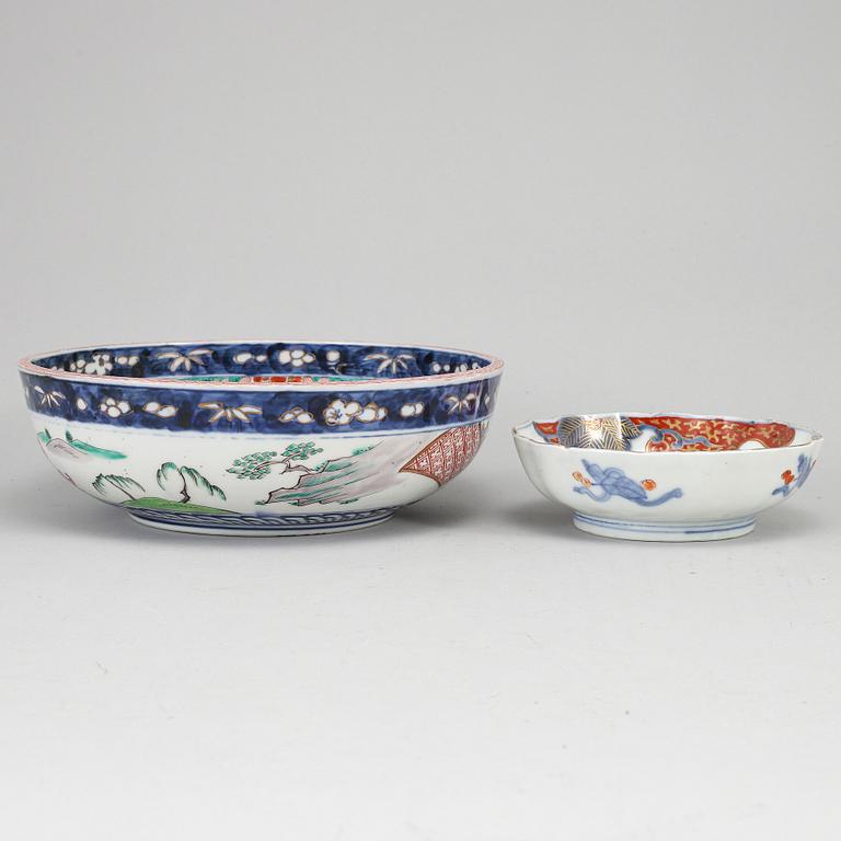 Two Japanese imari bowls, Meiji period (1868-1912).