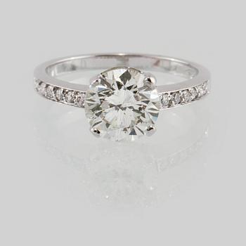 RING, 18K vitguld med briljantslipad diamant ca 2.05 ct samt små briljantslipade diamanter ca 0.14 ct. Vikt 3,4 gram.