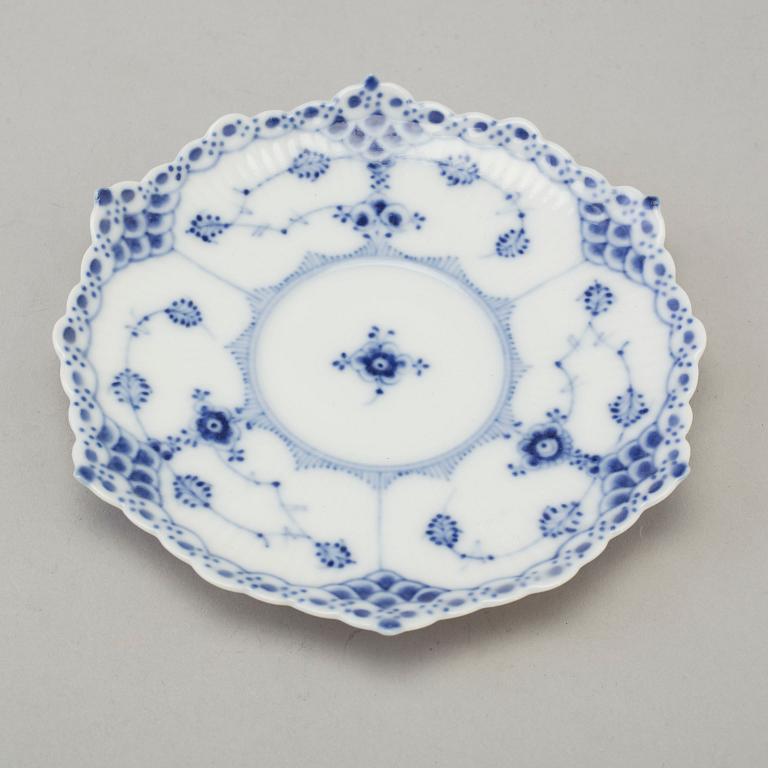 21 pieces of porcelain tableware from Royal Copenhagen, model "Musselmalet", 20th century.