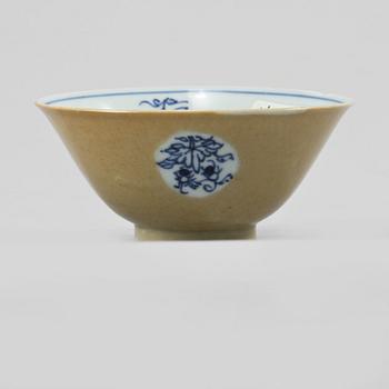 A blue and white and "café au lait" cup, Qing dynasty, Yongzheng (1723-36).