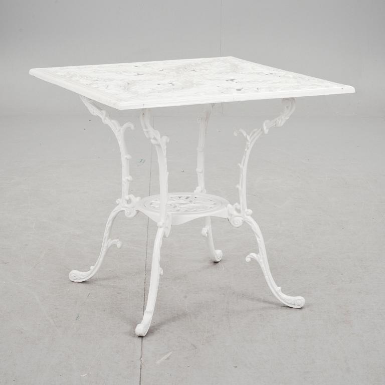 TRÄDGÅRDSGRUPP, 5 delar.  Chippendale-stil. 1900-talets andra hälft.