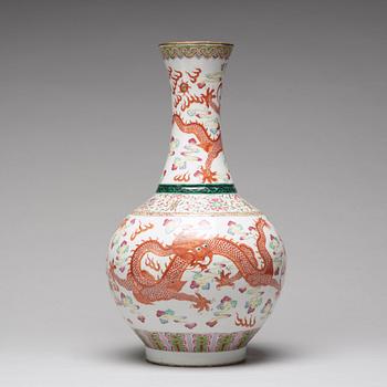 A five clawed dragon vase, Qing dynasty.