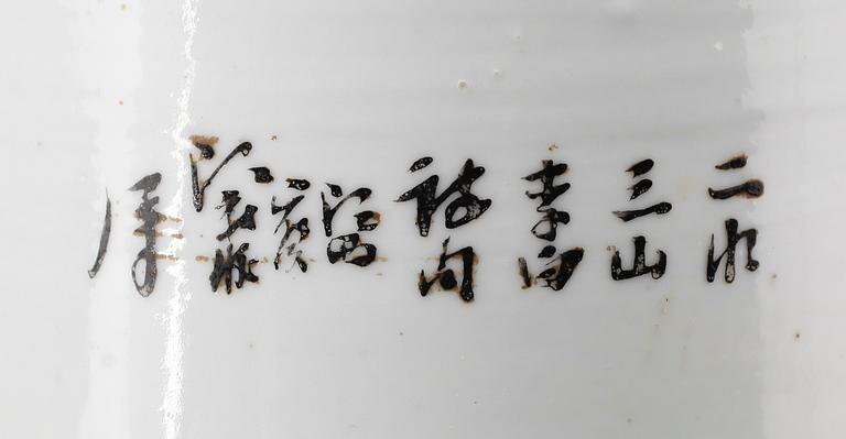 PENSELVASER/PERUKSTOCKAR, 2 st, porslin, Kina, 1900-tal.