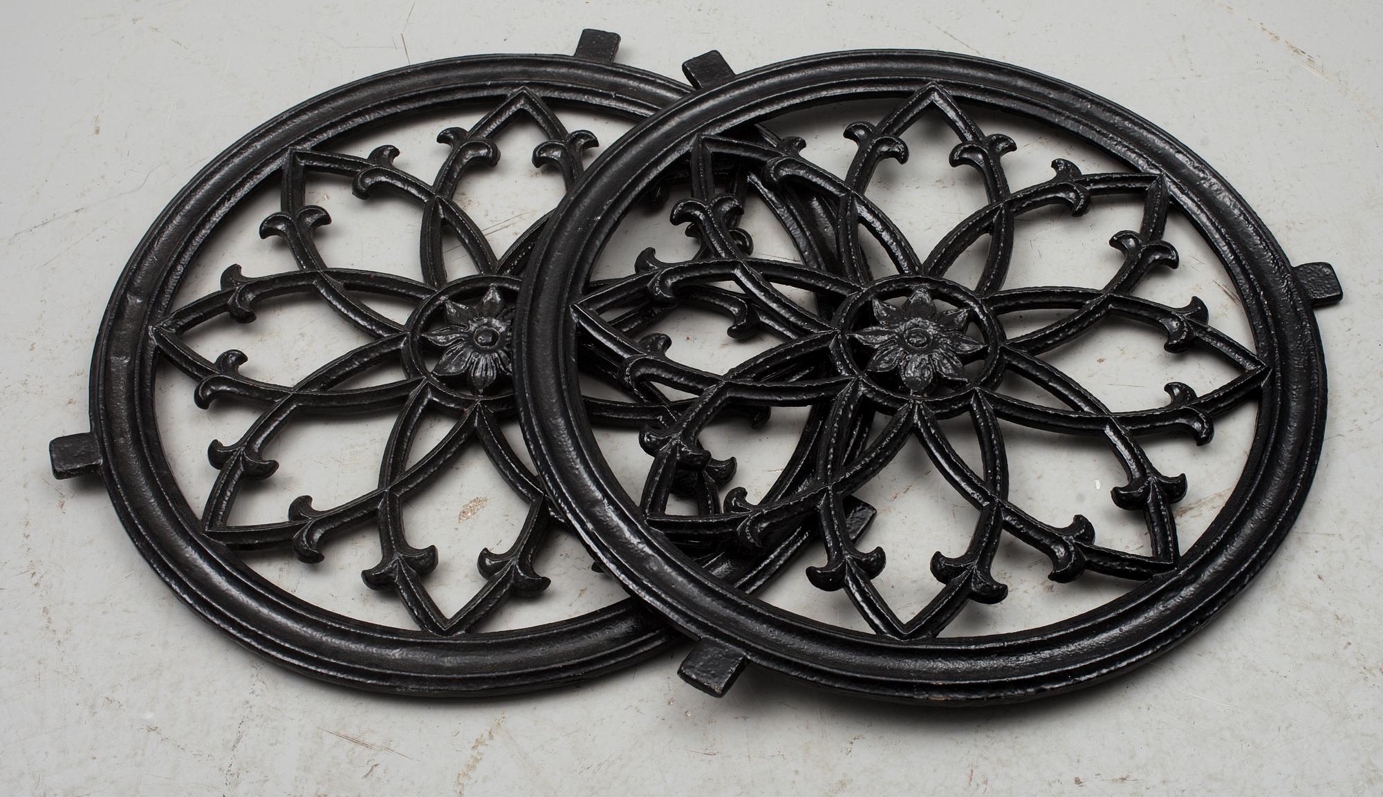 FASADVENTILER/FÖNSTER, ett par. Gjutjärn, 1800-talets slut.