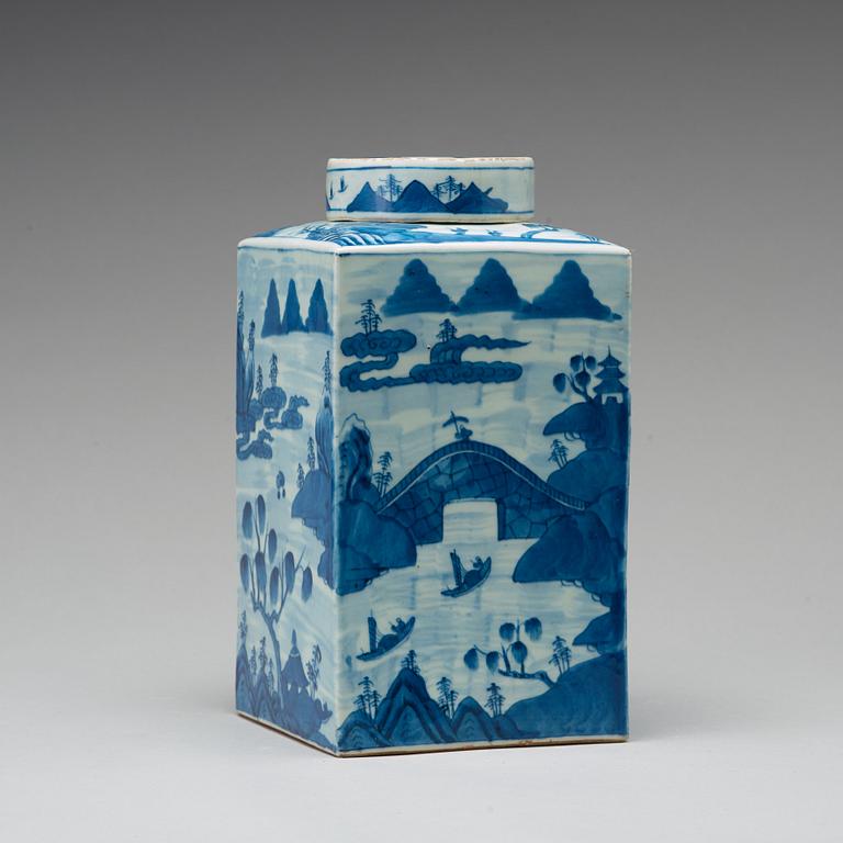 A large blue and white tea canister with cover, Qing dynasty, 19th Century.