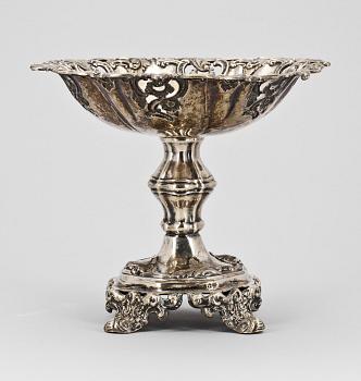 SKÅL PÅ FOT, silver, Adolf Lillja, Stockholm, 1845. Tot ca 712 g.