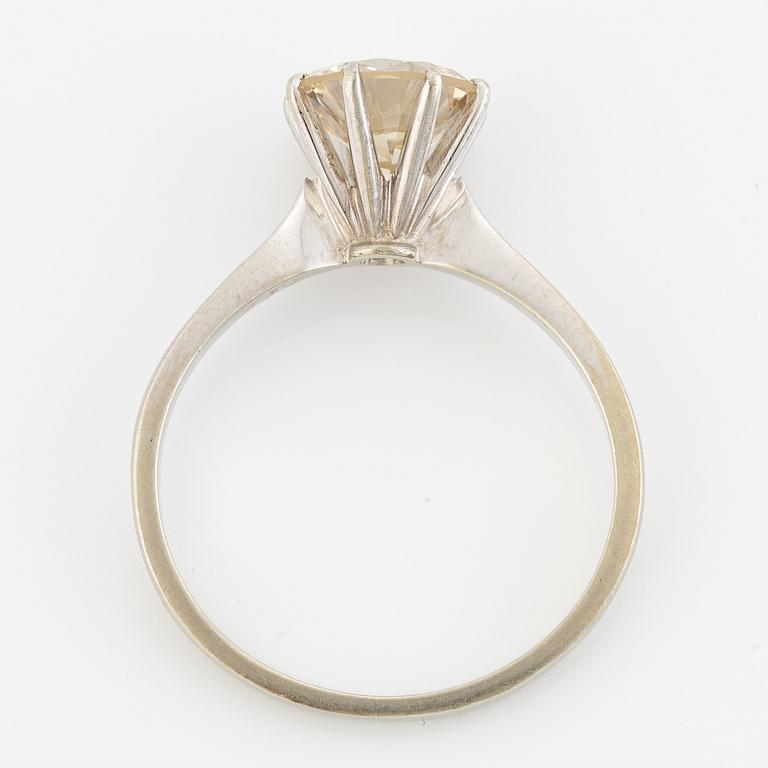 Ring, solitaire, 18K white gold with a brilliant-cut diamond 1.57 ct according to the engraving.