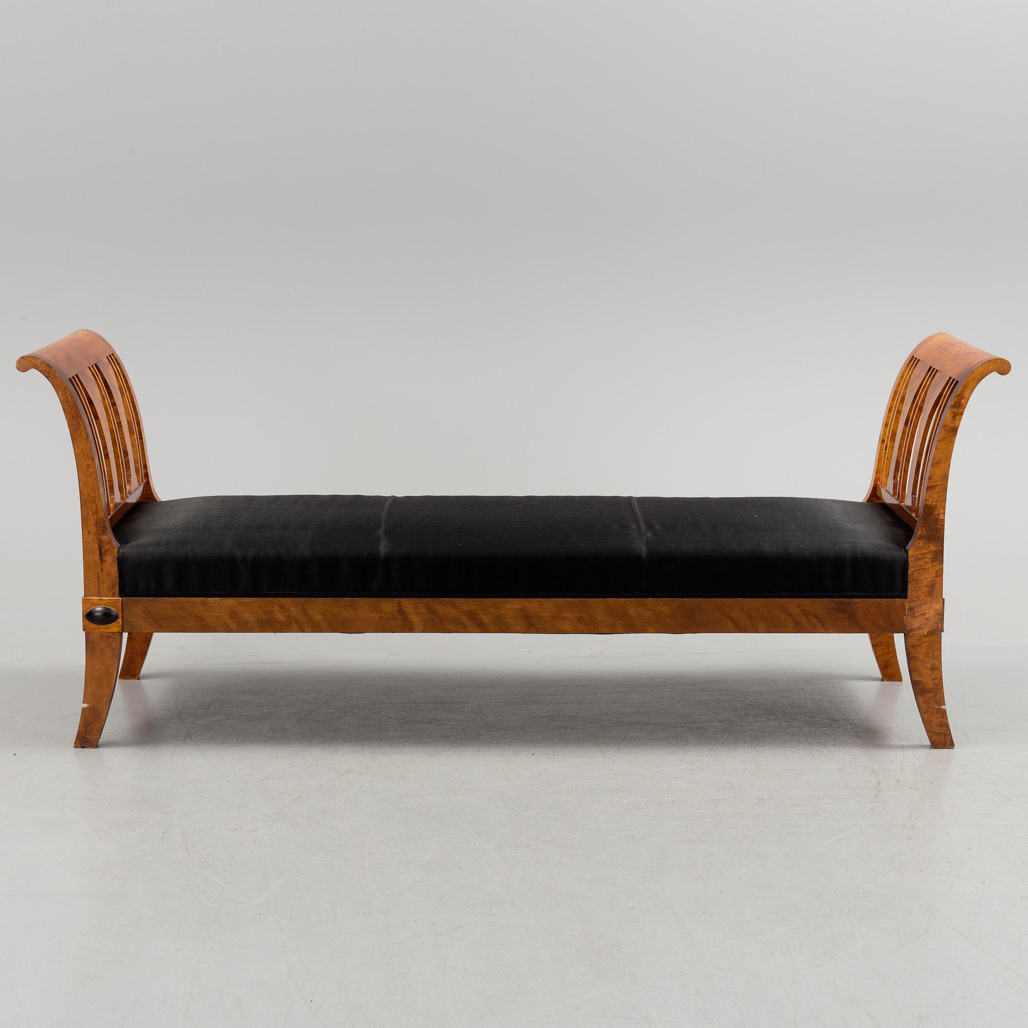 An early 20th century biedermeier-style chaise lounge.
