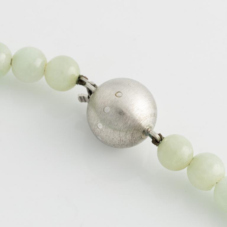 Collier jade med silverlås.