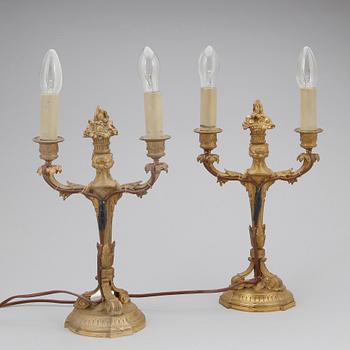 BORDSLAMPOR, ett par förgylld mässing, Ny-Louis XVI, 1800-talets andra hälft.