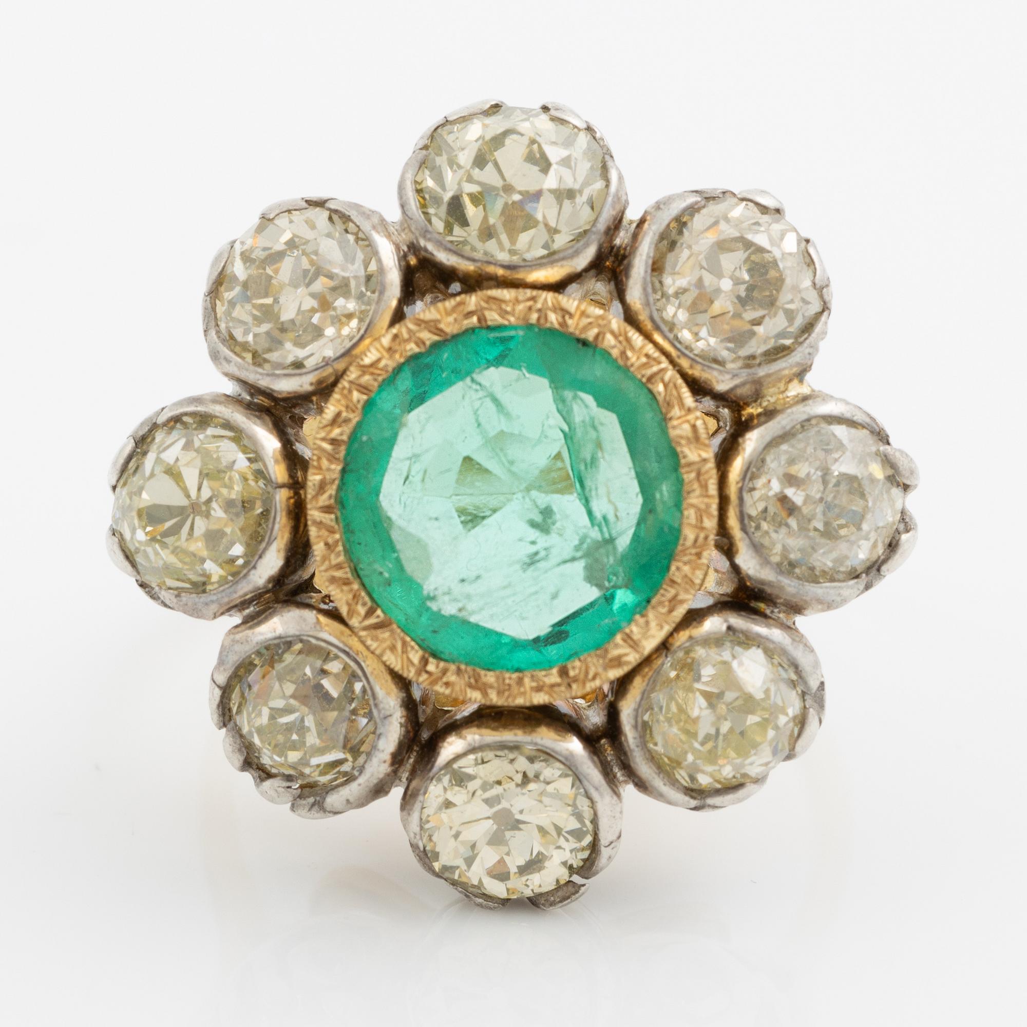Ring, cocktailring, 18K guld och platina med smaragd och gammalslipade diamanter, medföljande report.