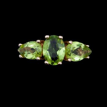 RING, 14k guld med 3 ovala peridoter tot ca2,5ct. Tot vikt ca 3,3g.
