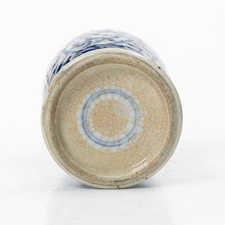 Vas, porslin. Sen Qingdynasti.