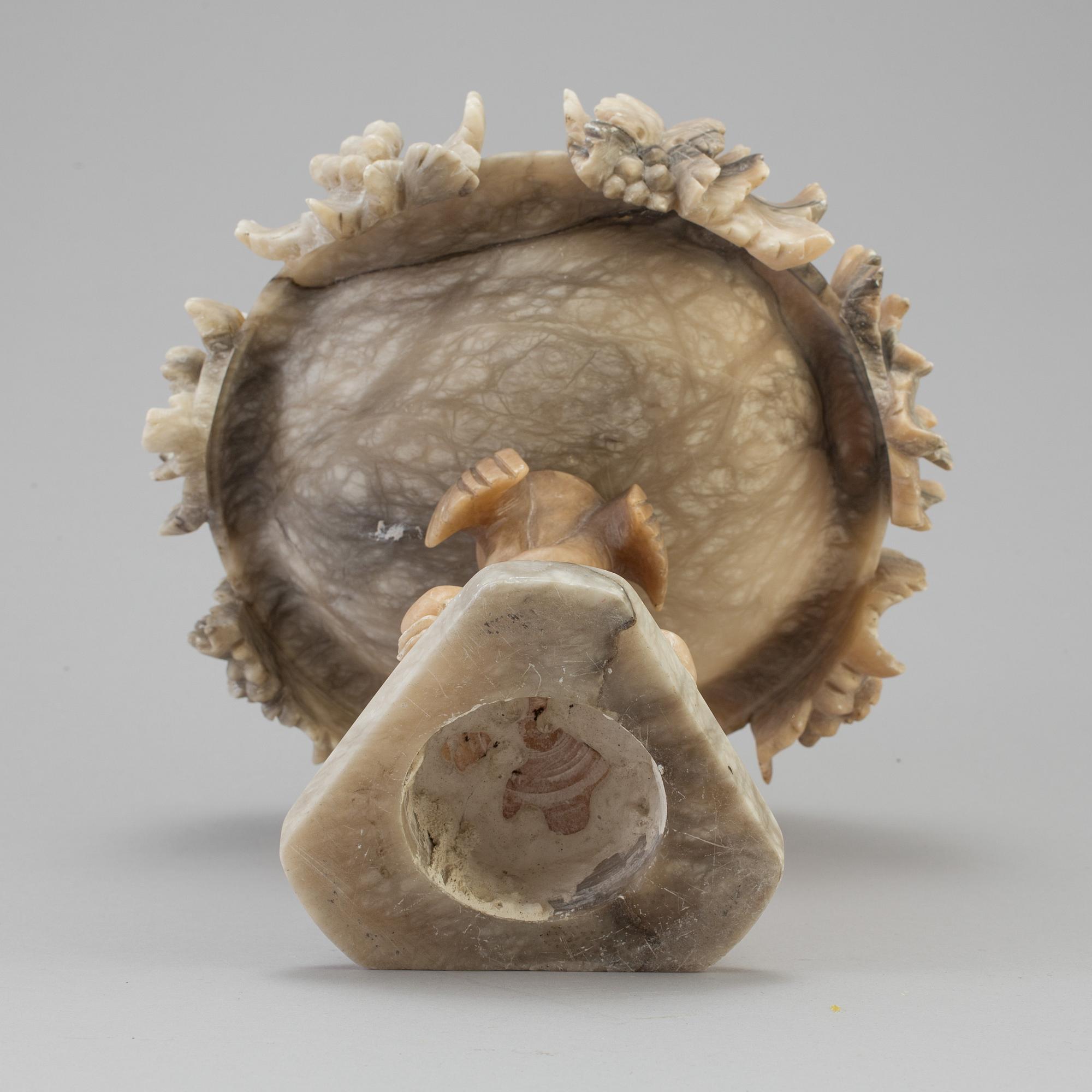 A alabaster tazza ca 1900.