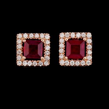 ÖRHÄNGEN, 1 par, 18K roséguld, rubiner tot ca 0.77 ct, diamanter tot ca 0.23 ct.