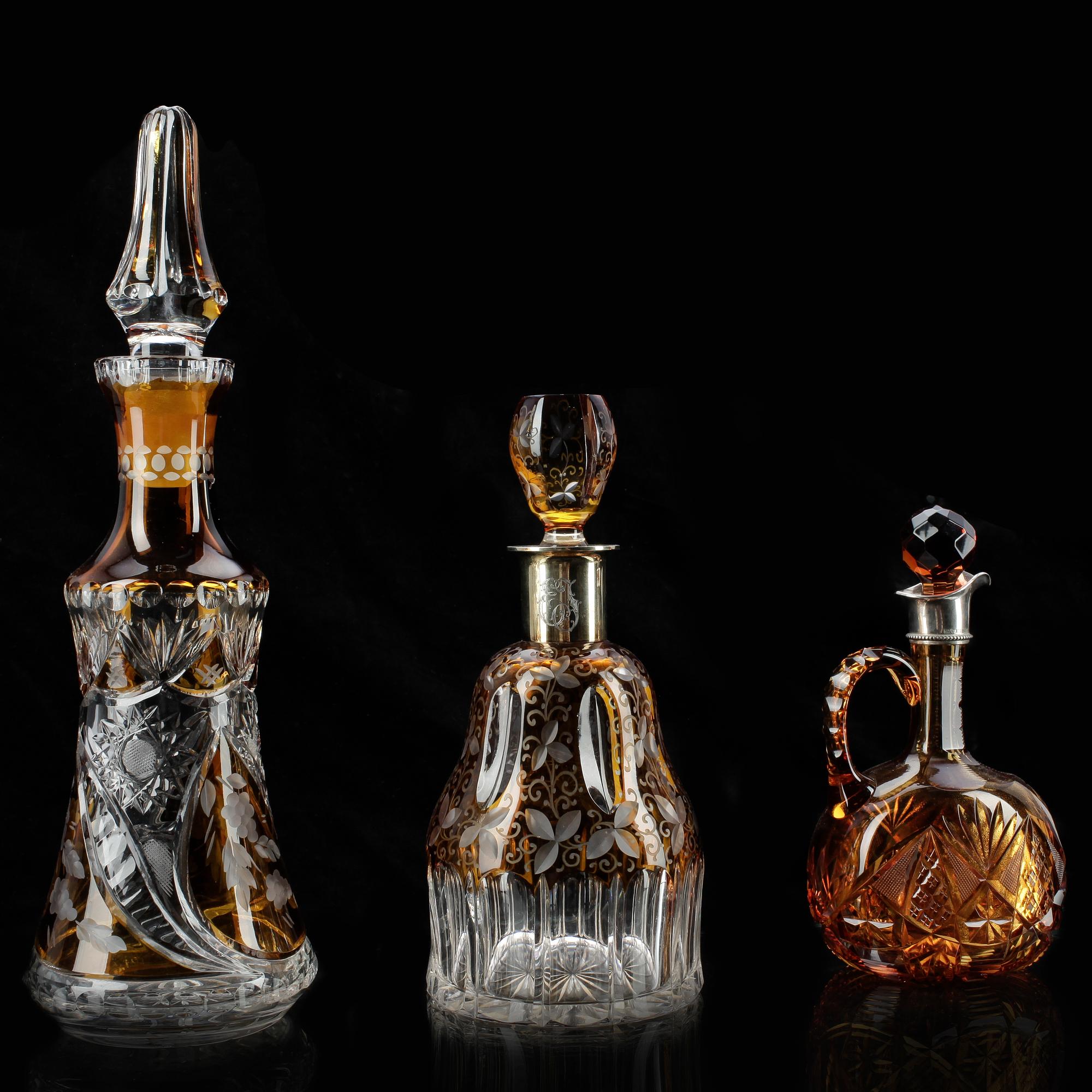 KARAFFER, 3 st, glas och silver, Böhmisk typ, daterade 1934 och 1936.