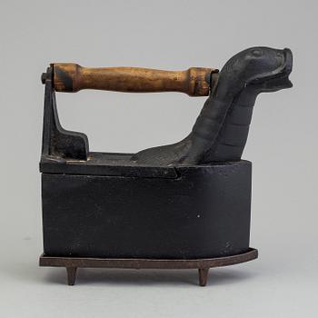 STRYKJÄRN PÅ STÄLL, gjutjärn, Husqvarna, 1800-tal.