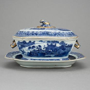 SMÖRTERRIN på FAT, porslin, Kina, Qianlong, (1736-95).