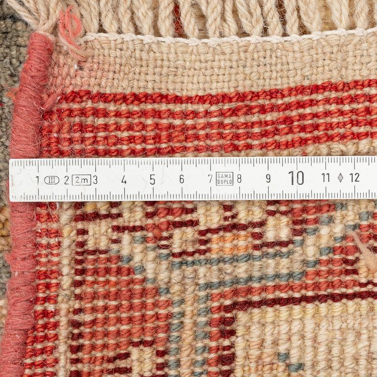 A Heriz design carpet 393 x 293 cm.