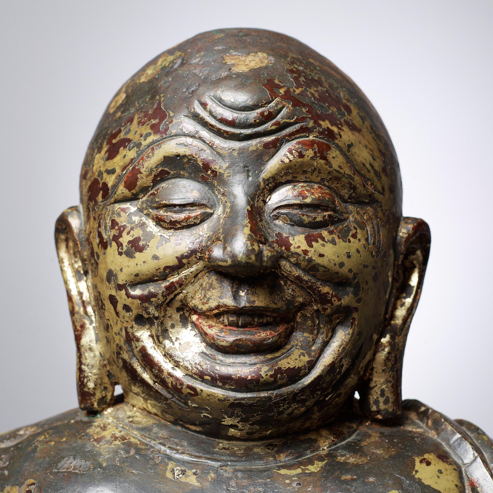 BUDAI, brons, spår av lack och förgyllning. Mingdynastin, daterad till Jiajings femte regeringsår (motsvarande 1526).