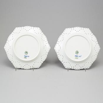 ROYAL COPENHAGEN, assietter ett par, porslin, "Musselmalet", modell 1094, Danmark.