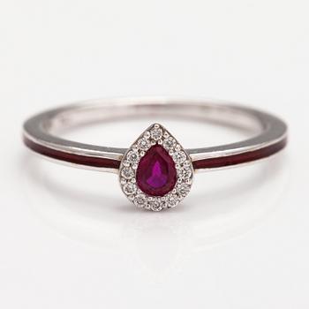 An 18K gold ring with enamel, diamonds ca. o.06 ct in total and a ruby.