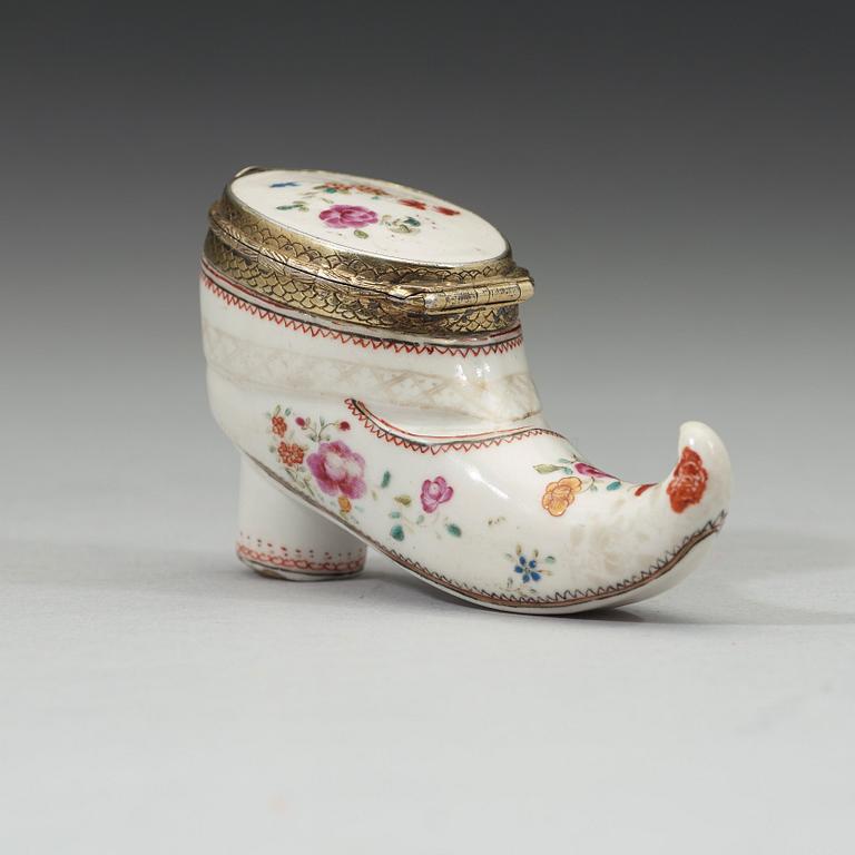 An export porcelain famille rose snuff box in the form of a shoe, Qing dynasty, Qianlong (1736-1795).