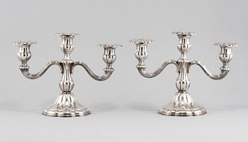 KANDELABRAR, ett par, silver, svenska importstämplar, 1900-talets första hälft. Total vikt 1160 g.