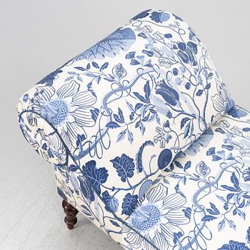 A chaise longue, circa 1900.