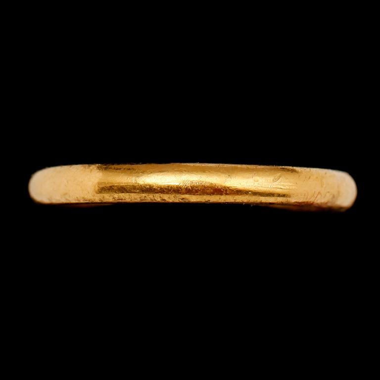 RING, 23 k guld, 1943. Vikt ca 4 g.