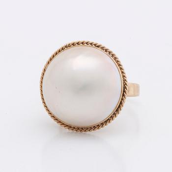 RING and EARRINGS 18K gold mabé-pearls approx 20 mm.