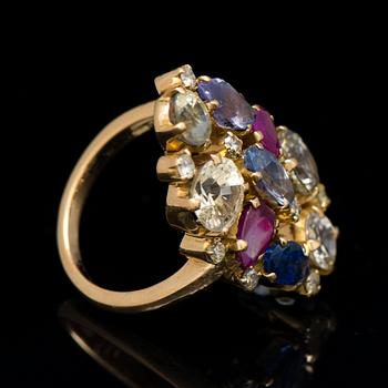 A RING, facetted sapphires in various colours, brilliant cut diamonds, 18K gold.