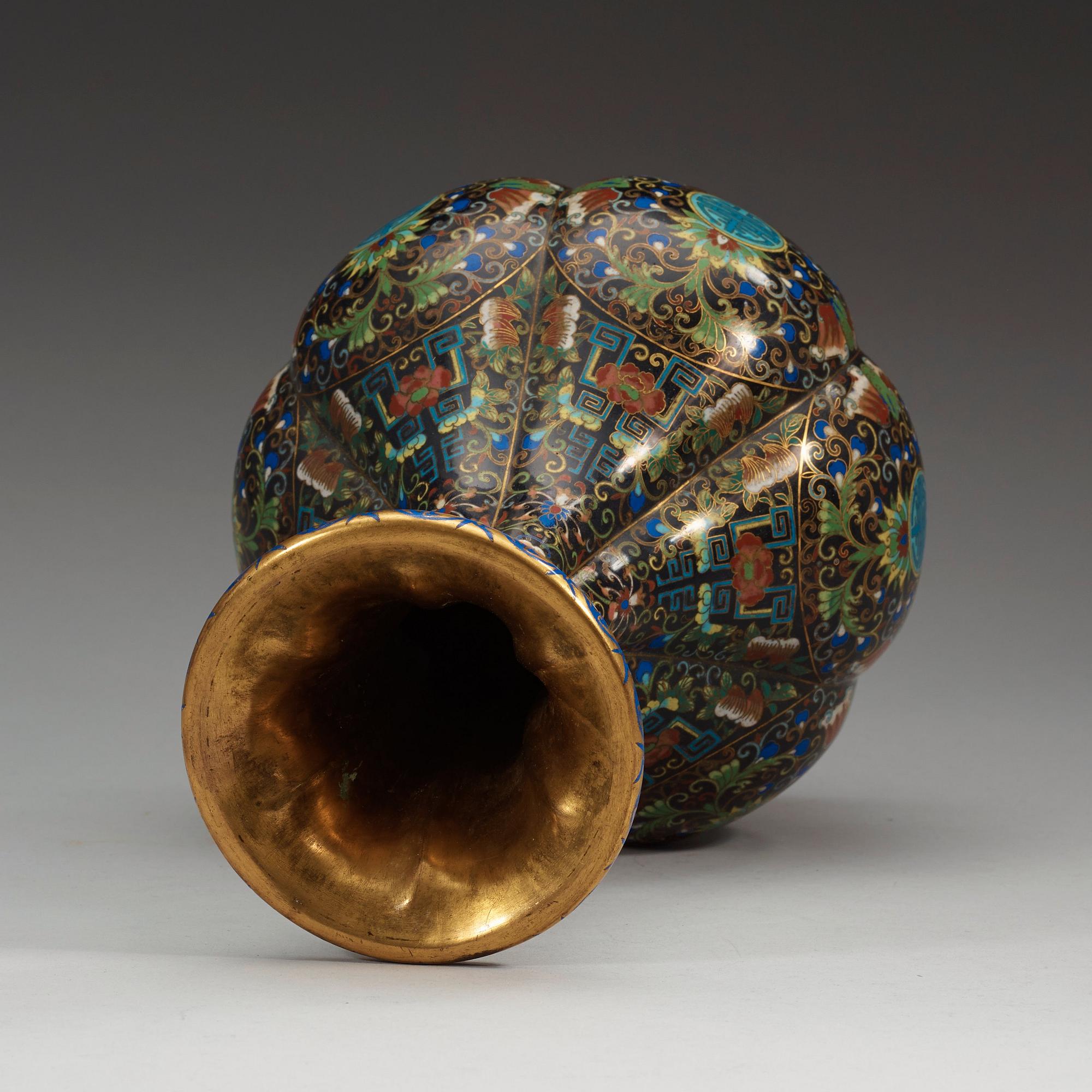 VAS, cloisonné. Sen Qing dynasti, 1800-tal.