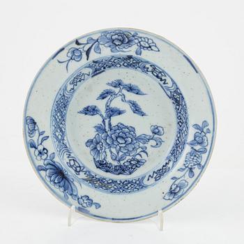 Servisdelar, porslin, 43 st, Kina, Qingdynastin, mestadels Qianlong (1735-95).
