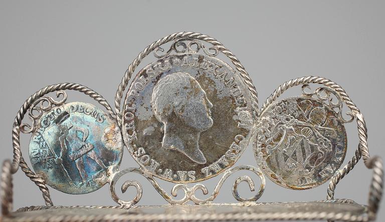 MINIATYRMÖBLER och STRYKJÄRN, 10 delar, silver, sekelskiftet 1900. Totalvikt 100 gr.