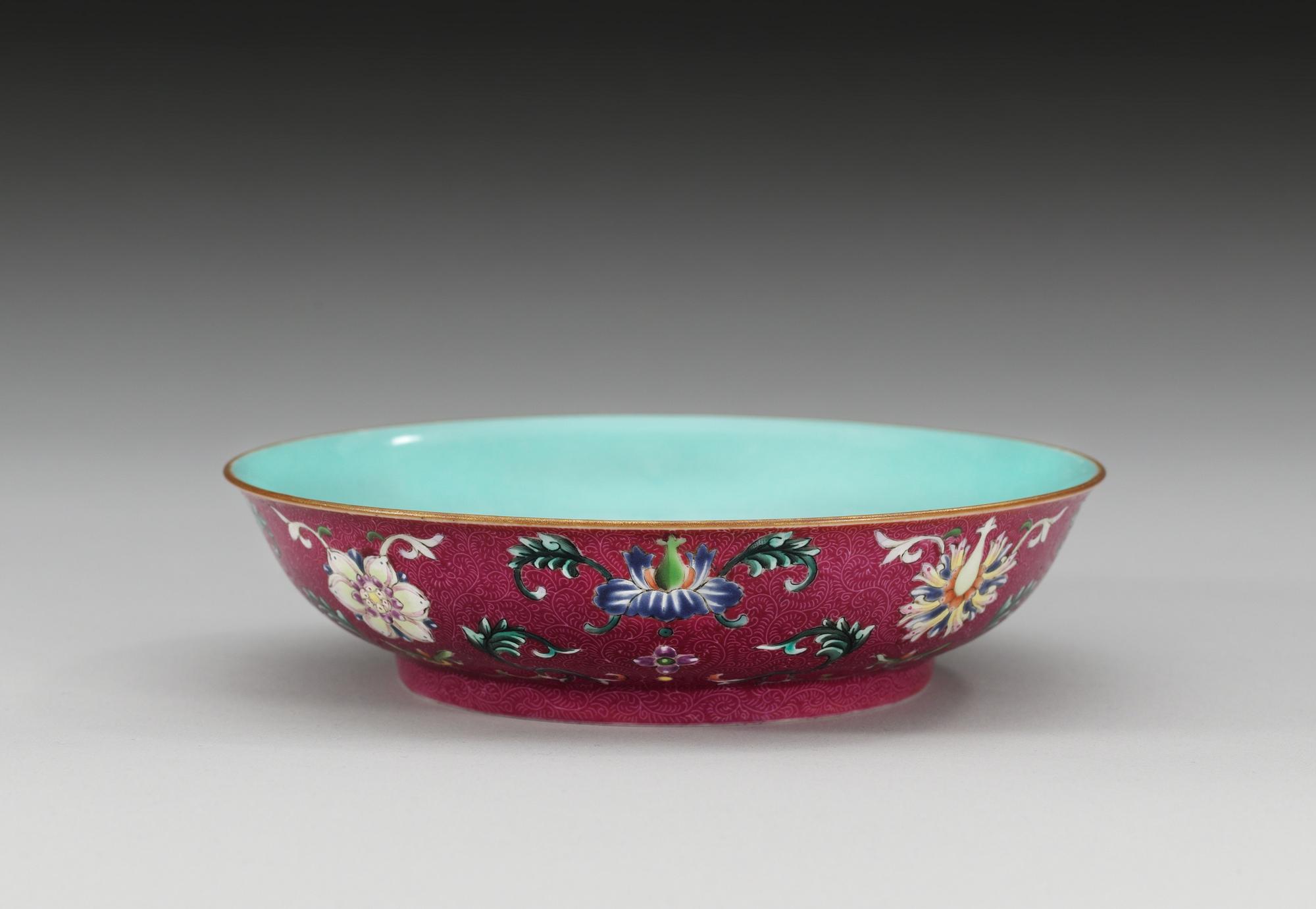 A famille rose dish, Qing dynasty (1644-1912), with Qianlong´s seal mark.