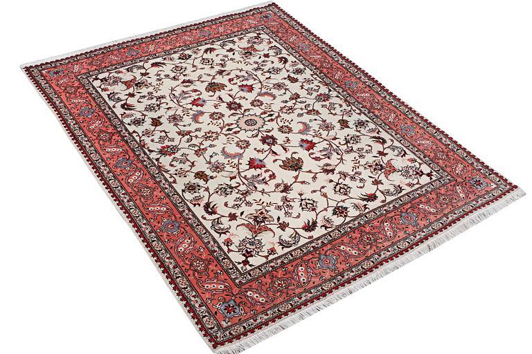 A rug, Tabriz, part silk, 50 raj, ca. 207 x 152 cm.