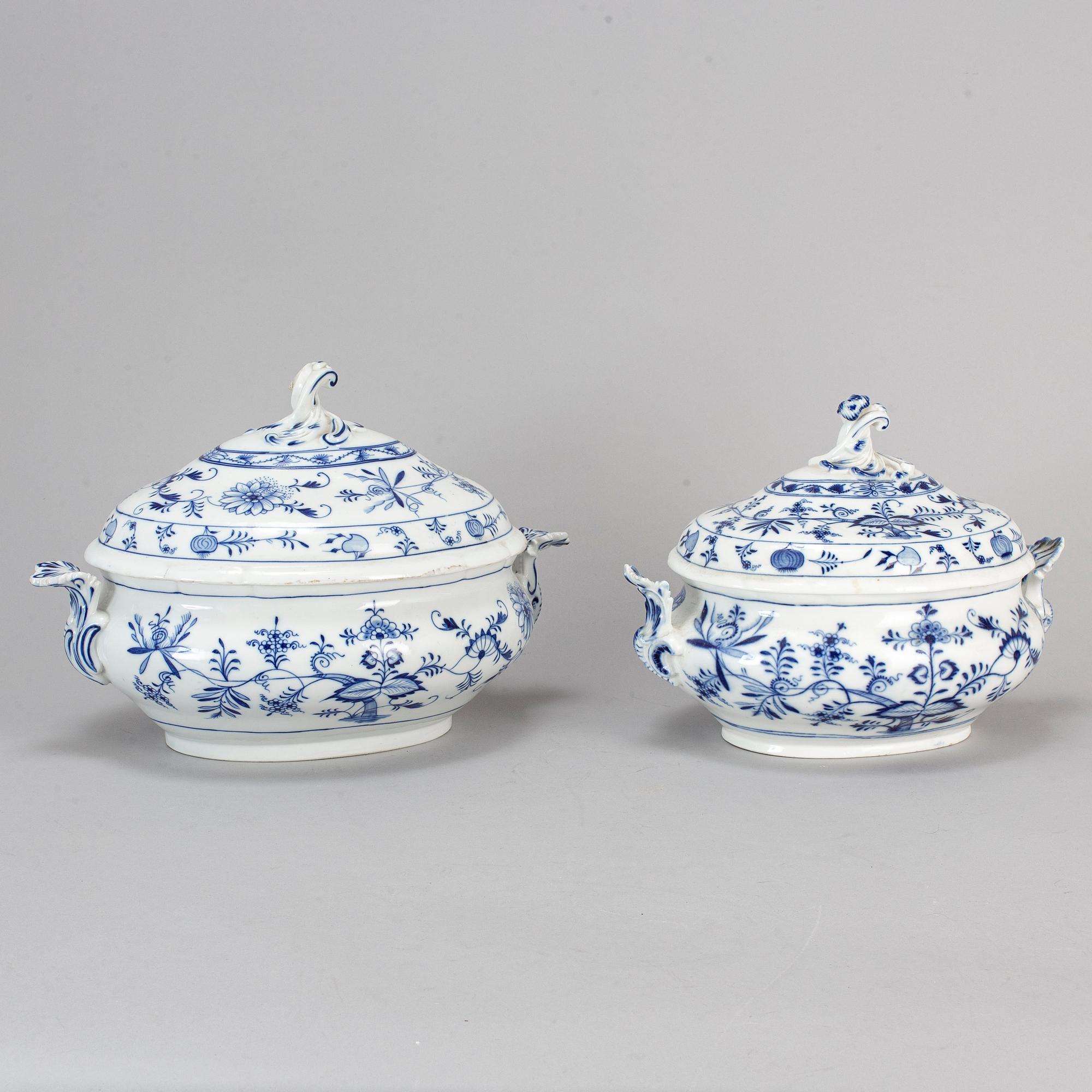 TERRINER med LOCK, 2 st, porslin. "Lökmönstret", Meissen, Tyskland, 1900-tal.