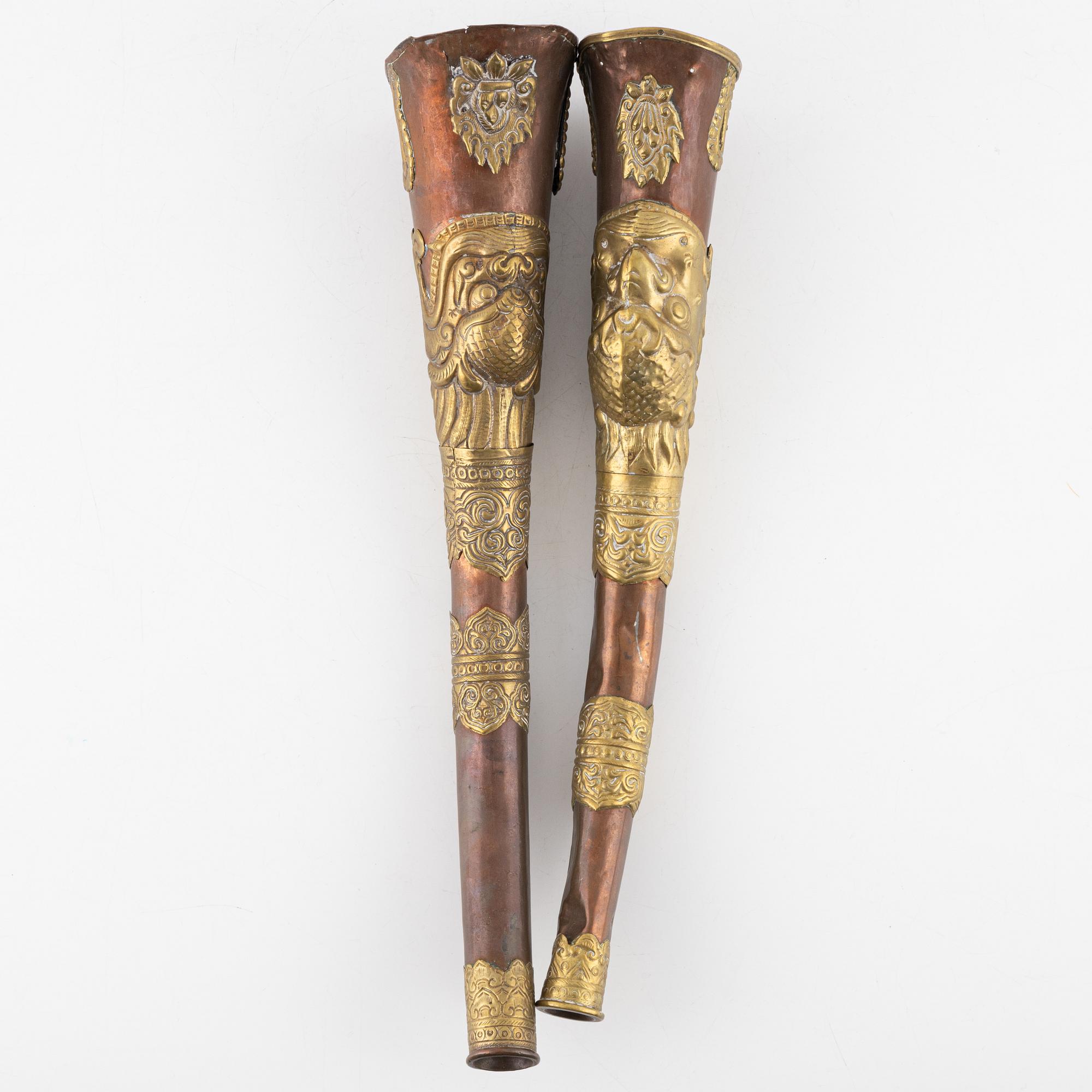 Rituella horn, två stycken, koppar och mässing, Tibet, 1800-tal.