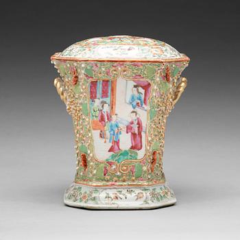 653. An Export Canton famille rose tulip vase, Qing dynasty, late 19th Century.