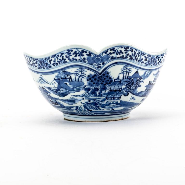 A Chinese porcelain bowl, circa 1800.